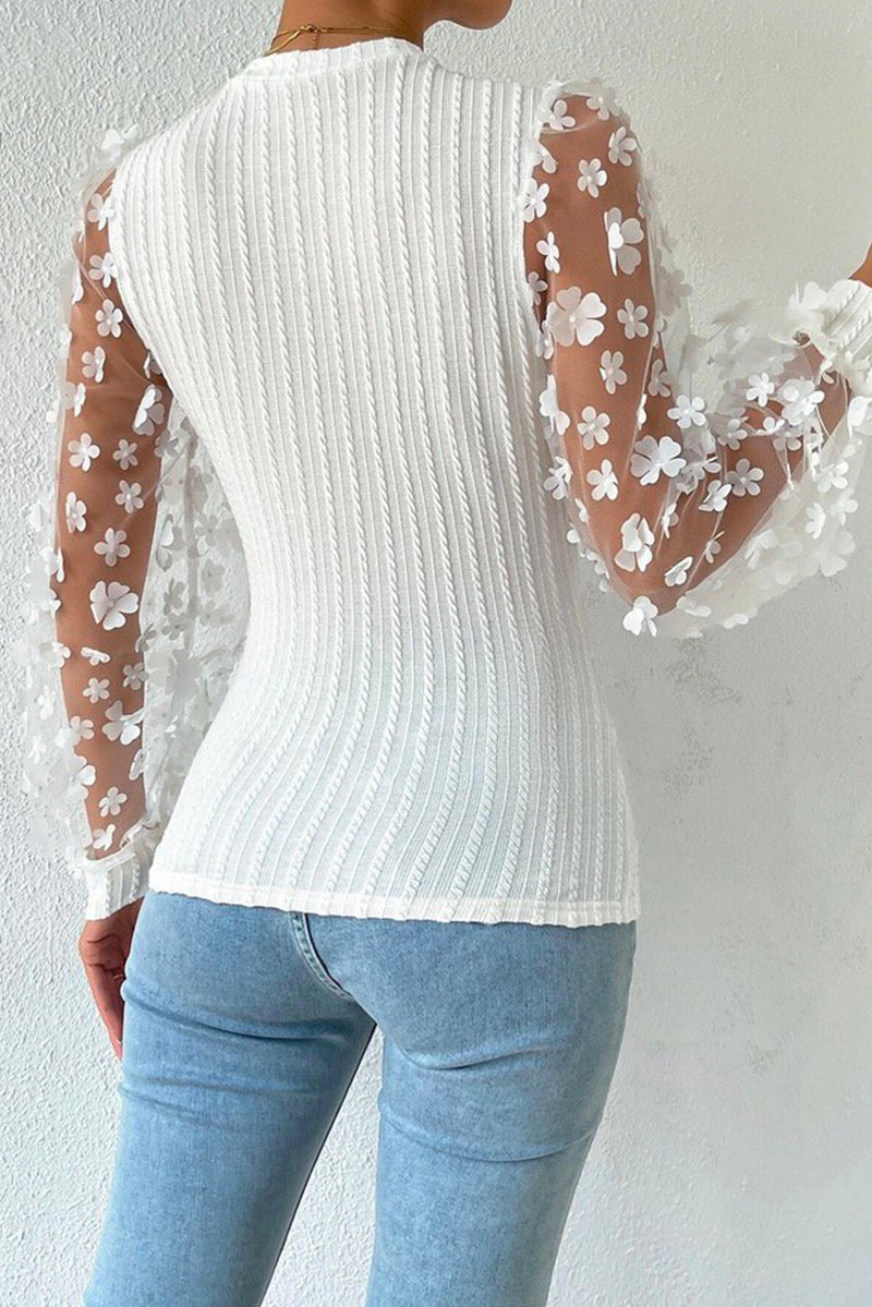 Weiße strukturierte Strickbluse mit Blumenapplikationen und Netzärmeln