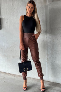 Braune, gesmokte Skinny-Hose aus Leder mit hohem Bund