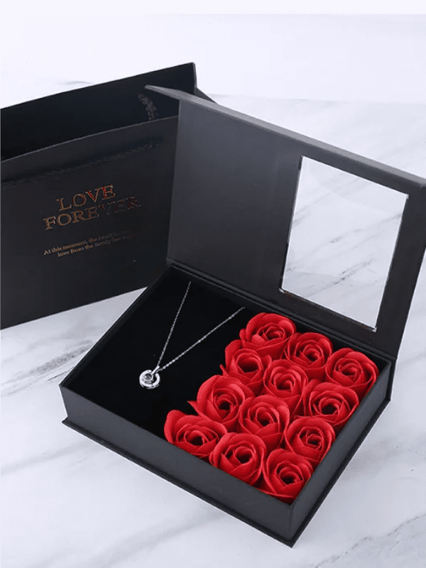 GESCHENKBOX MIT TASCHE IN DER HALSKETTE UND MIT ROSEN ROSEN