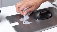 So lassen sich festklebende Etiketten ganz einfach entfernen: Diese Tricks funktionieren wirklich.